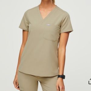 Figs Women’s Catarina one pocket scrub top- latte